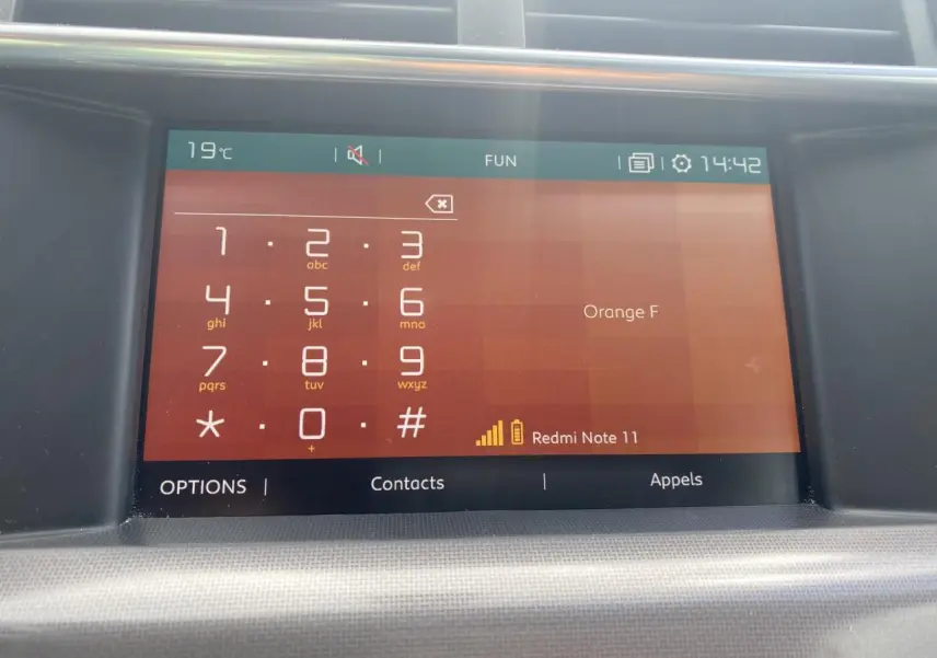 Écran tactile central de la Citroën C4 2017 affichant le clavier téléphonique et la connexion Bluetooth active.