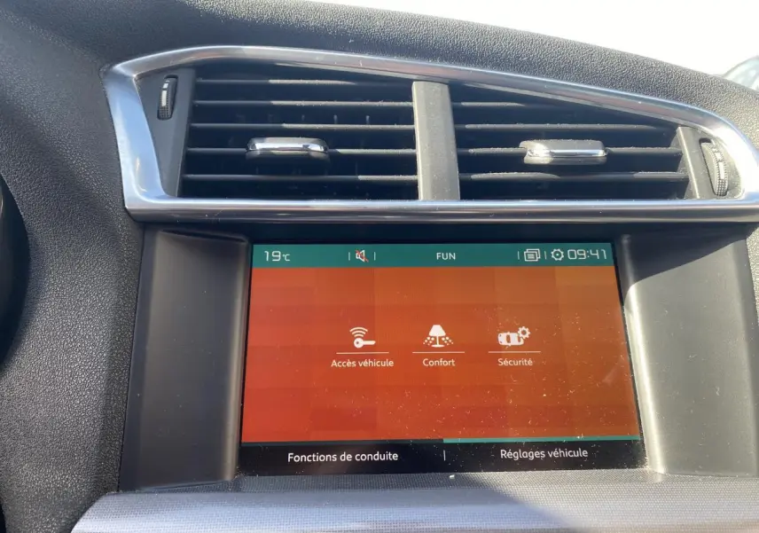 Écran tactile central de la Citroën C4 2017 gris platinium affichant les menus Accès véhicule, Confort et Sécurité.