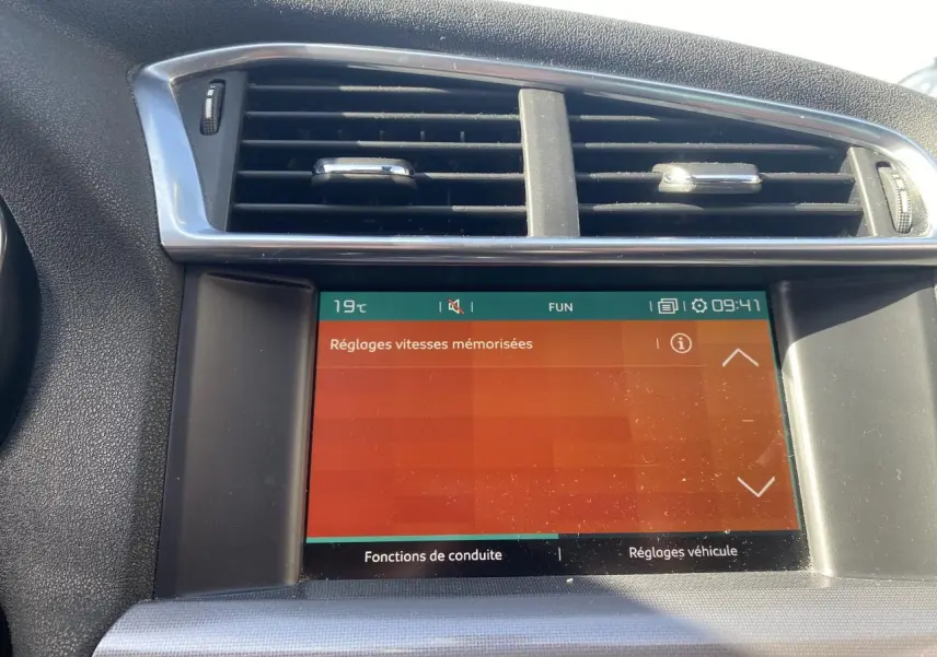 Écran tactile central de la Citroën C4 2017 gris platinium, affichant les réglages de vitesses mémorisées.