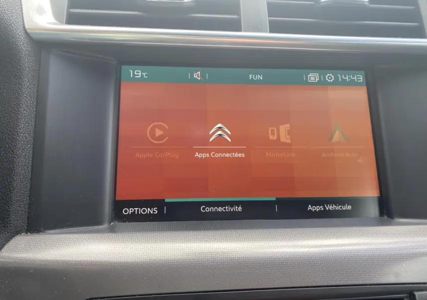 Écran tactile central de la Citroën C4 2017 affichant les applications connectées sur fond orange.