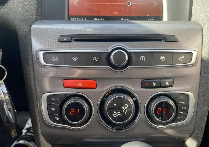 Tableau de bord de Citroën C4 gris platinium 2017, avec commandes climatisation automatique affichant 21°C.