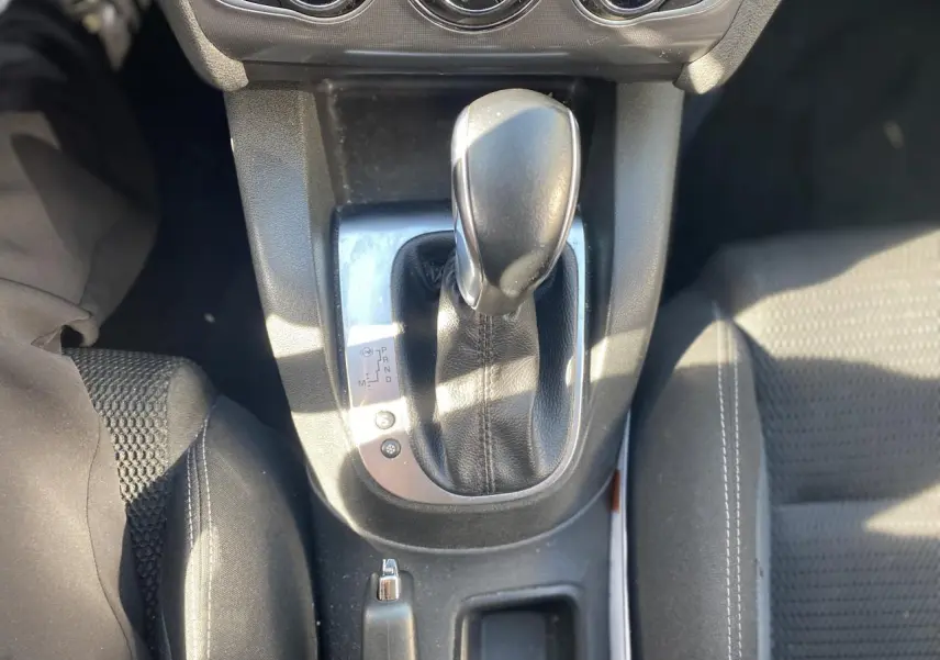 Le levier de vitesses automatique de la CITROEN C4 gris platinium vu de dessus, avec les sièges noirs autour.