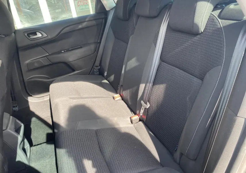 Banquette arrière vue côté droit de la Citroën C4 2017 avec sièges en tissu noir et ceintures grises.