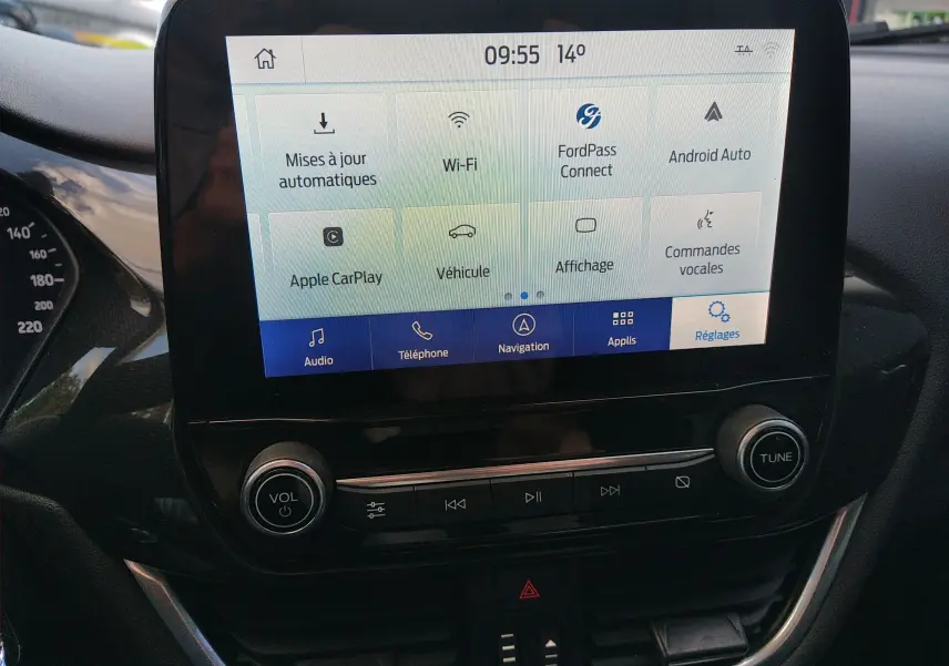 Écran tactile central du Ford Puma blanc 2021 affichant les options connectées et multimédia dans l'habitacle noir.