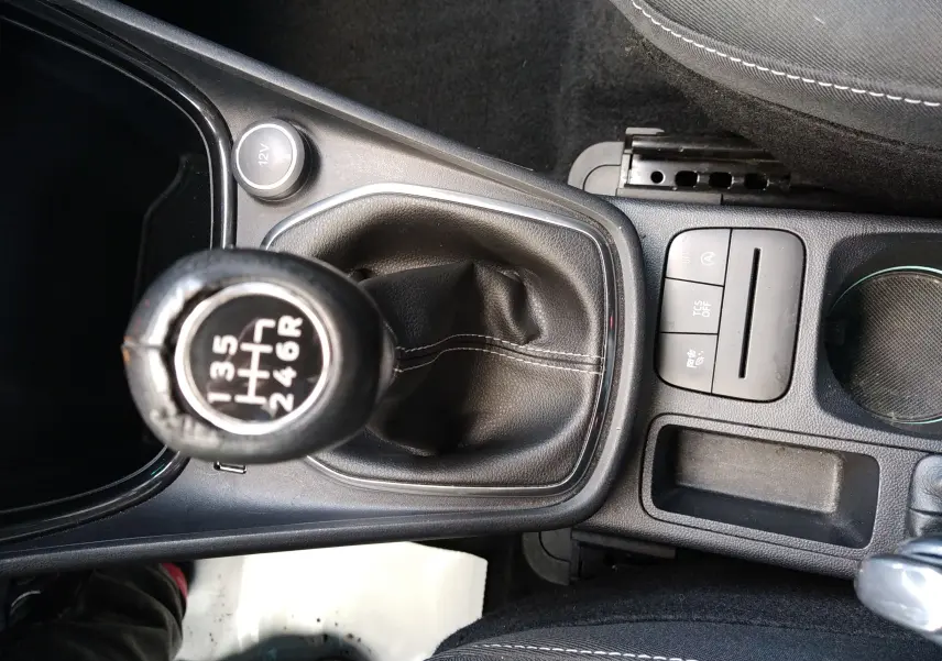 Vue rapprochée de la console centrale du Ford Puma blanc 2021, mettant en valeur le levier de vitesses manuel et les boutons de commande.