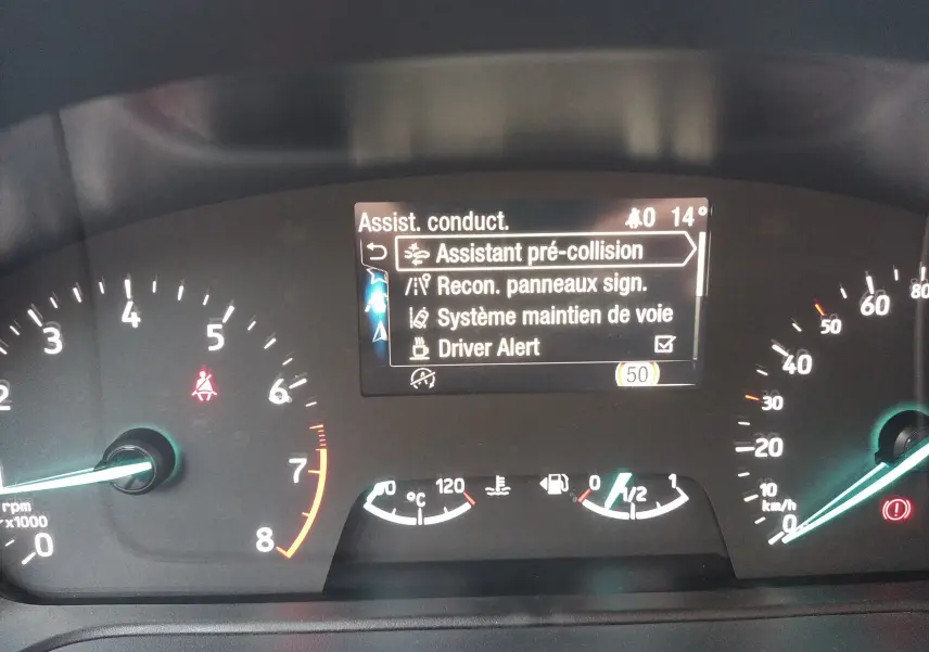 Tableau de bord du Ford Puma 2021 montrant les assistances à la conduite et les compteurs en veille.