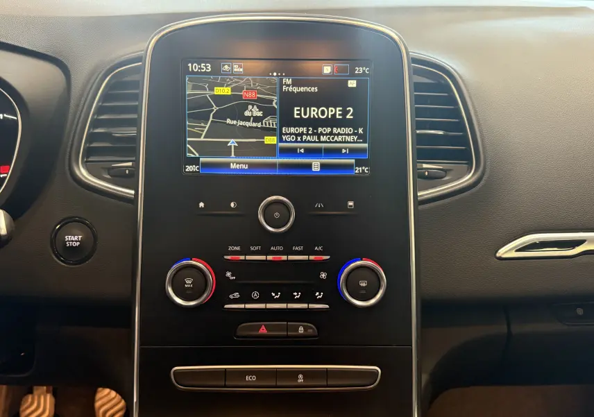 Tableau de bord du Renault Grand Scenic IV Business 2020 avec écran tactile affichant GPS et radio Europe 2.