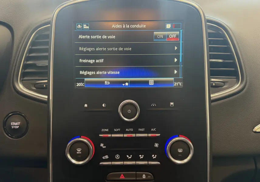 Vue rapprochée du tableau de bord du Renault Grand Scenic IV Business avec écran tactile affichant les aides à la conduite.
