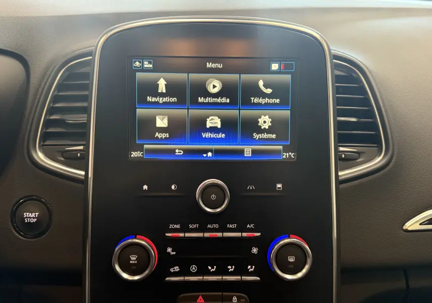 Écran tactile central du tableau de bord du Renault Grand Scenic IV Business avec commandes climatisation et bouton start/stop.