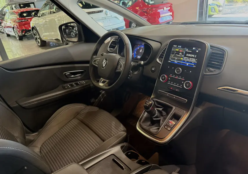 Intérieur du Renault Grand Scenic IV Business 2020, vue côté gauche sur tableau de bord et console centrale avec boîte manuelle.