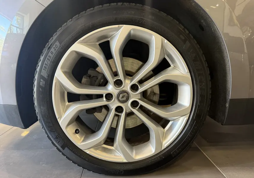 Gros plan sur la roue avant droite gris cassiopée du Renault Grand Scenic IV Business avec jante alliage à motifs géométriques.