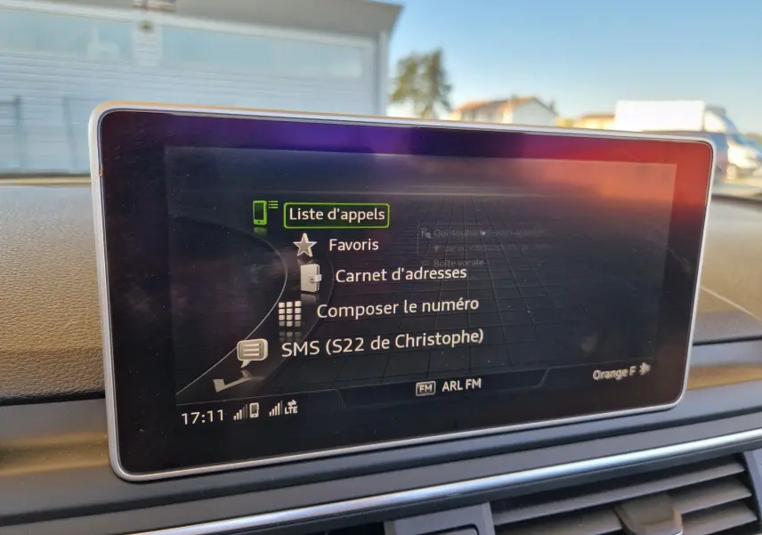 Écran central de l'Audi A5 Cabriolet 2017 affichant le menu appels avec options de contacts et SMS visible.