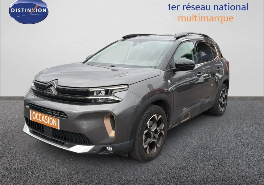 SUV Citroën C5 Aircross gris platinium en 3/4 avant droit, avec jantes bi-ton et détails couleur bronze sur la carrosserie.