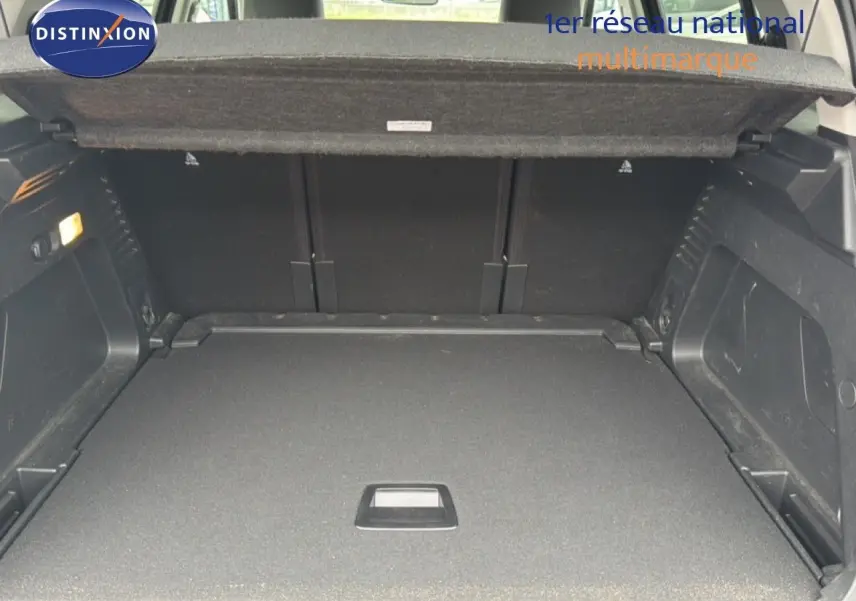 Coffre ouvert vu de l’arrière d’un Citroën C5 Aircross gris platinium, montrant l’espace de chargement et la tablette cache-bagages.