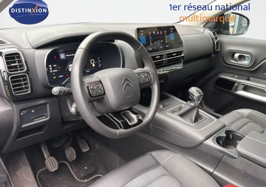 Intérieur gris platinium du Citroën C5 Aircross 2022, vue côté conducteur sur le volant et la console avec boîte manuelle.