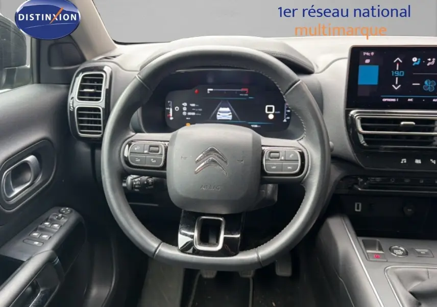 Vue frontale du poste de conduite du Citroën C5 Aircross 2022, volant cuir noir et tableau de bord digital.