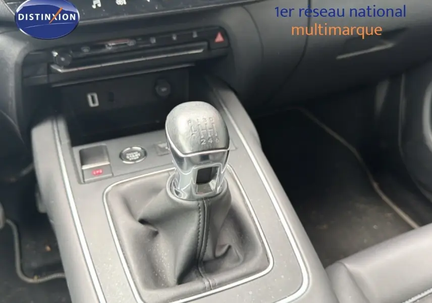 Le levier de vitesses manuel de la Citroën C5 Aircross gris platinium, vu en gros plan depuis l'avant intérieur.