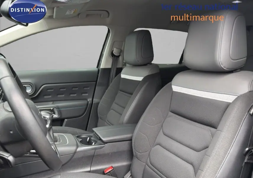 Vue intérieure côté conducteur du Citroën C5 Aircross 2022, sièges tissu gris avec bande claire et console centrale.
