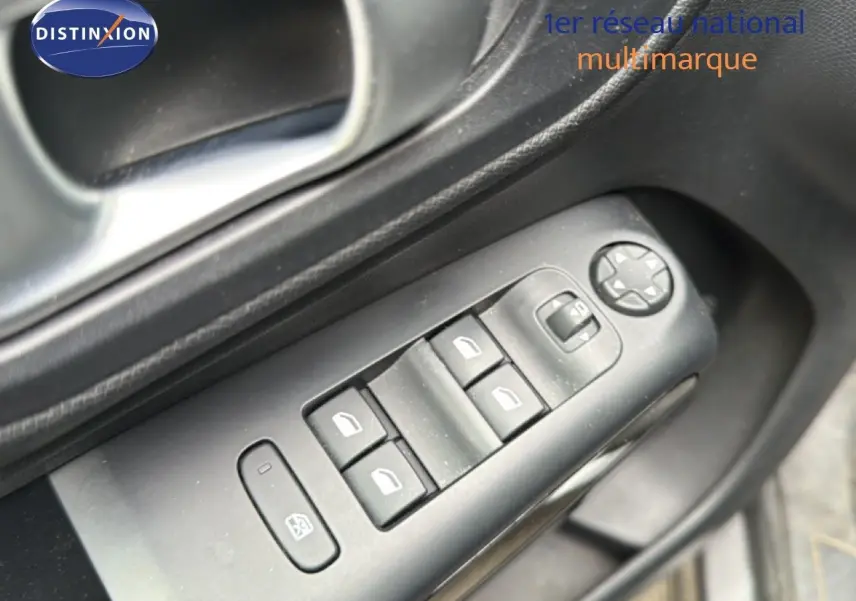 Gros plan sur les commandes des vitres électriques côté conducteur du Citroën C5 Aircross gris platinium, version 2022.