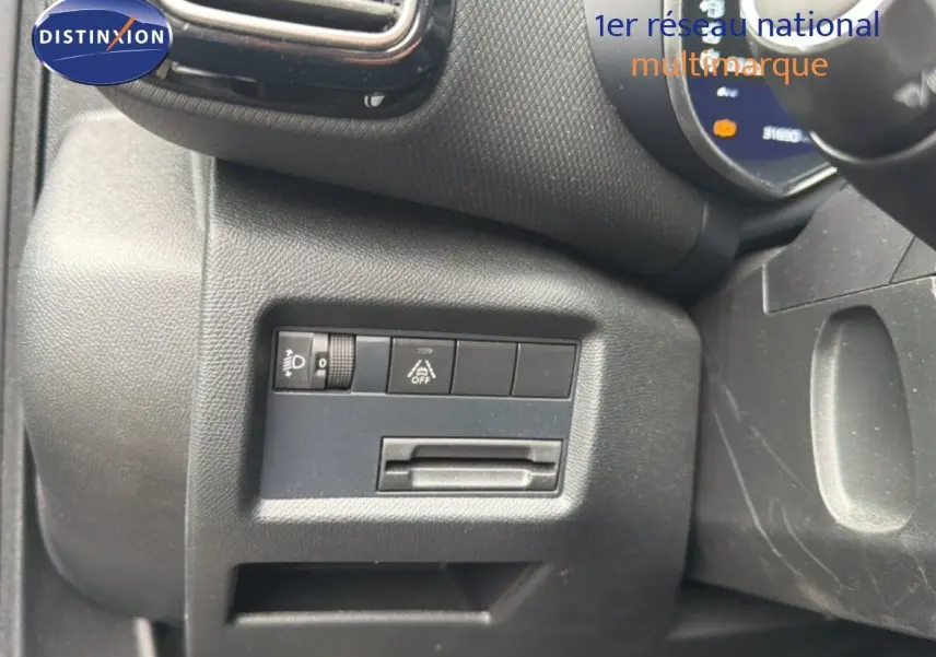 Détail du tableau de bord côté gauche du Citroën C5 Aircross gris platinium, montrant les commandes d'éclairage et d'assistance.