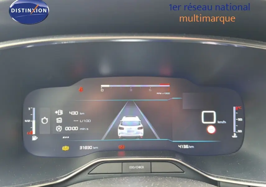 Vue rapprochée du tableau de bord numérique du Citroën C5 Aircross gris platinium, affichant l'interface de conduite assistée.