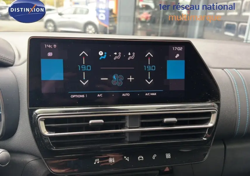 Vue rapprochée de l’écran tactile central et des aérateurs du tableau de bord du Citroën C5 Aircross gris platinium 2022.