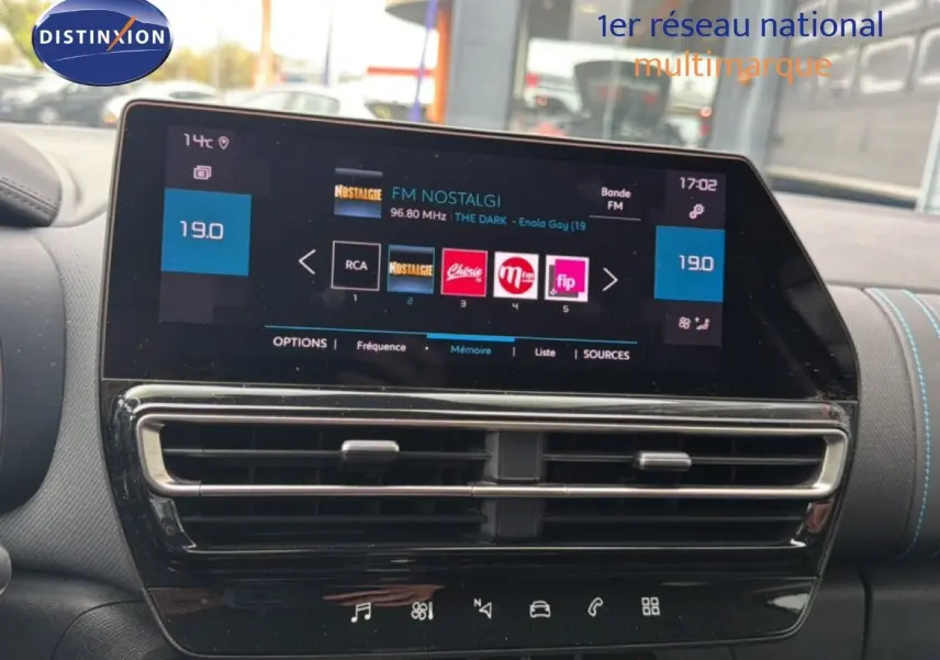 Écran tactile central du tableau de bord du Citroën C5 Aircross 2022, affichant la radio FM et la climatisation.