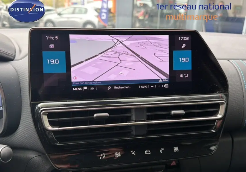 Tableau de bord de Citroën C5 Aircross gris platinium, vue rapprochée de l'écran tactile avec navigation affichée.