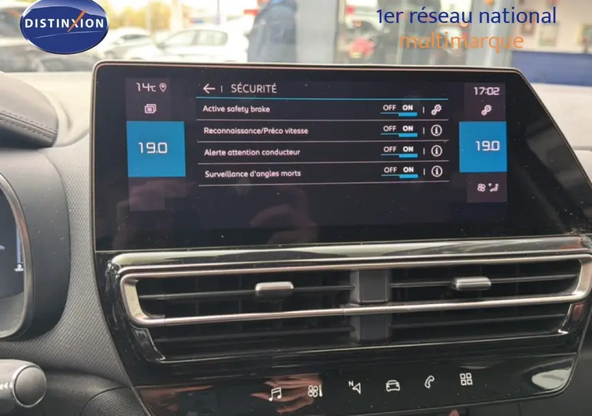 Écran tactile central du tableau de bord du Citroën C5 Aircross 2022, affichant les options de sécurité.