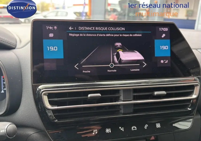 Écran tactile central du tableau de bord du Citroën C5 Aircross 2022 affichant le réglage de la distance de sécurité.