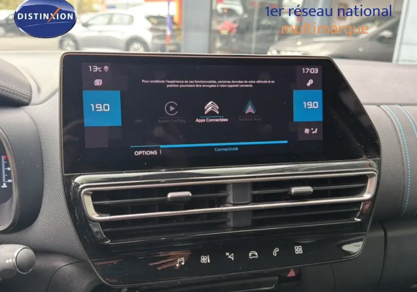 Vue rapprochée de l’écran tactile central du tableau de bord du Citroën C5 Aircross gris platinium, affichant la connectivité.