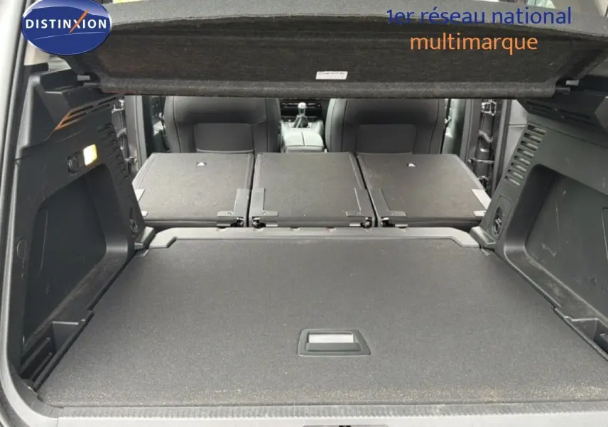 Coffre ouvert du Citroën C5 Aircross gris platinium, banquette arrière rabattue vue de l’arrière.
