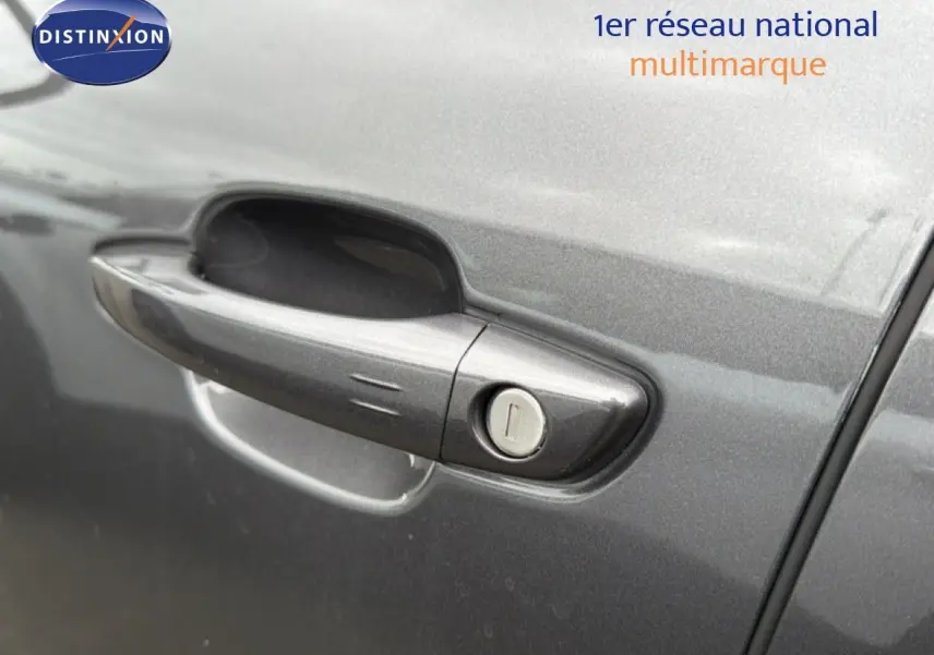 Poignée de porte côté gauche gris platinium d'une Citroën C5 Aircross 2022 en gros plan.