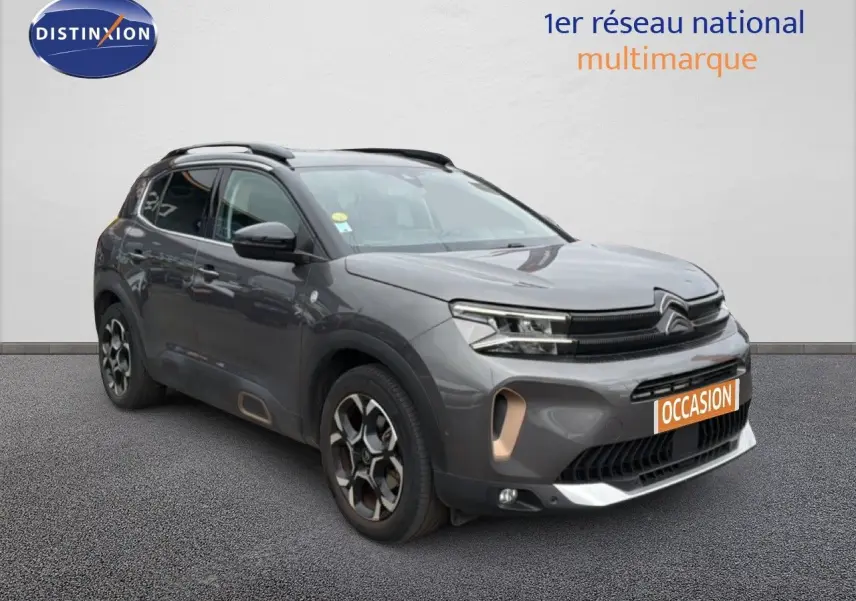 SUV Citroën C5 Aircross gris platinium en 3/4 avant droit, avec jantes bi-ton et détails couleur cuivre.