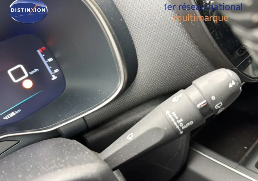 Gros plan sur la commande d’essuie-glace à droite du volant dans l’habitacle gris d’une Citroën C5 Aircross 2022.