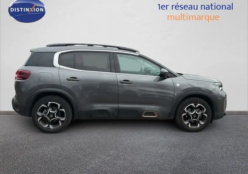 Vue de profil côté gauche d'un Citroën C5 Aircross gris platinium avec jantes bi-ton et toit noir.