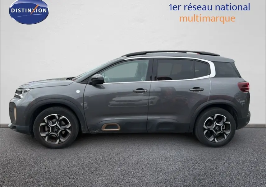 Vue de profil côté gauche d'un Citroën C5 Aircross gris platinium avec jantes bi-ton et toit noir.