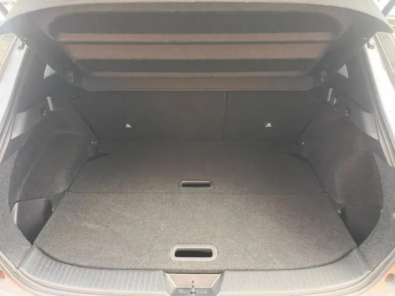 Coffre spacieux du Nissan Qashqai 1.3 Mild Hybrid 2022 vu de l'arrière, avec plancher modulable et habillage noir.