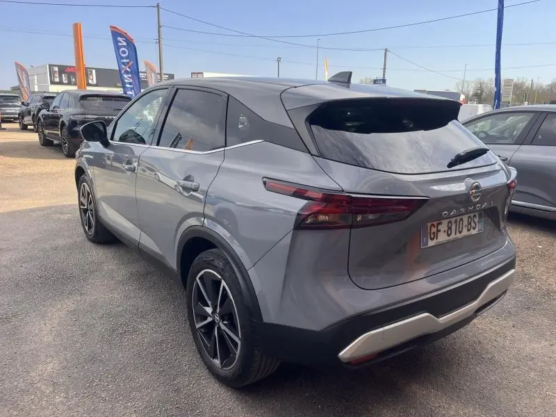 Vue 3/4 arrière droite du Nissan Qashqai 2022 gris argile avec toit noir et jantes alliage noires.