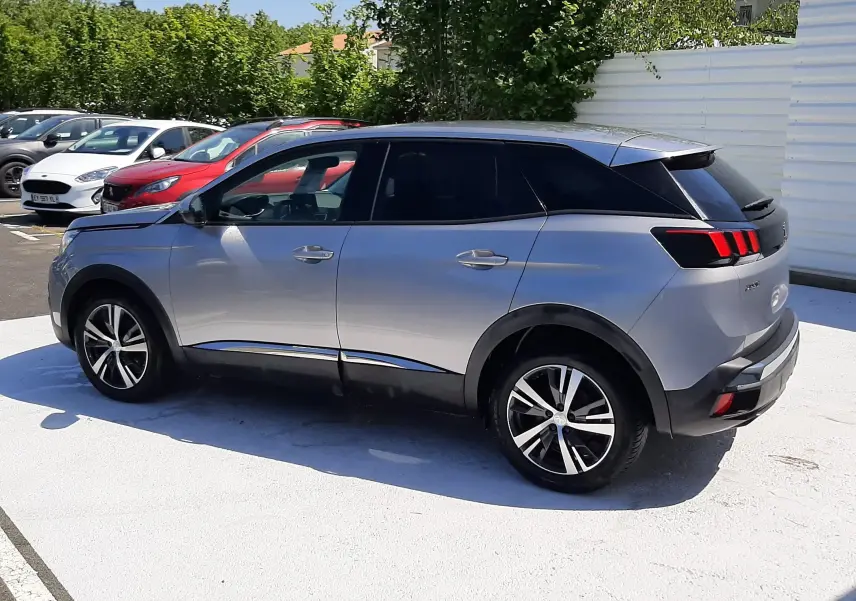 Peugeot 3008 gris Artense vue de profil côté gauche, soulignant ses lignes modernes et jantes alliage bicolores.