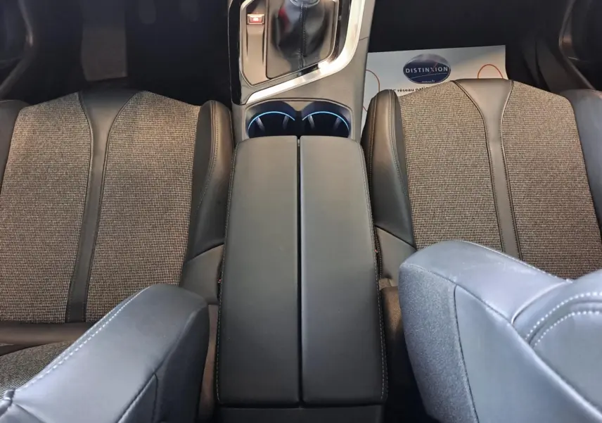 Vue plongeante sur l'intérieur du Peugeot 3008 2019, mettant en valeur les sièges tissu cuir noir et la console centrale noire.
