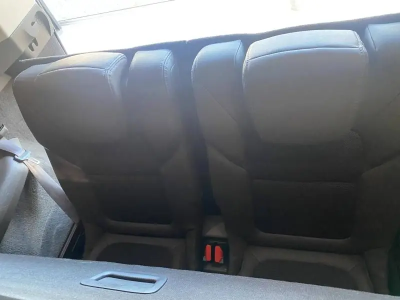 Vue intérieure arrière montrant les sièges en cuir noir de la troisième rangée du Renault Espace V gris 2018.