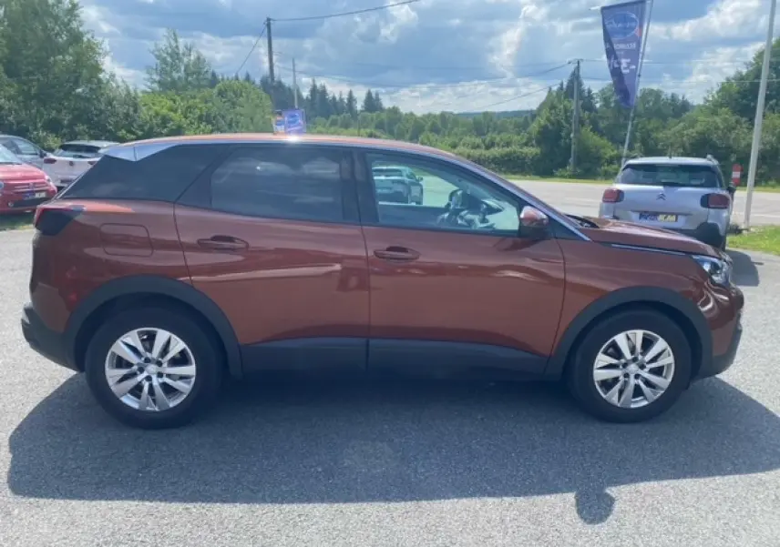 Profil côté gauche d'un Peugeot 3008 2019 métallisé copper avec jantes alliage 17 pouces sur parking extérieur.