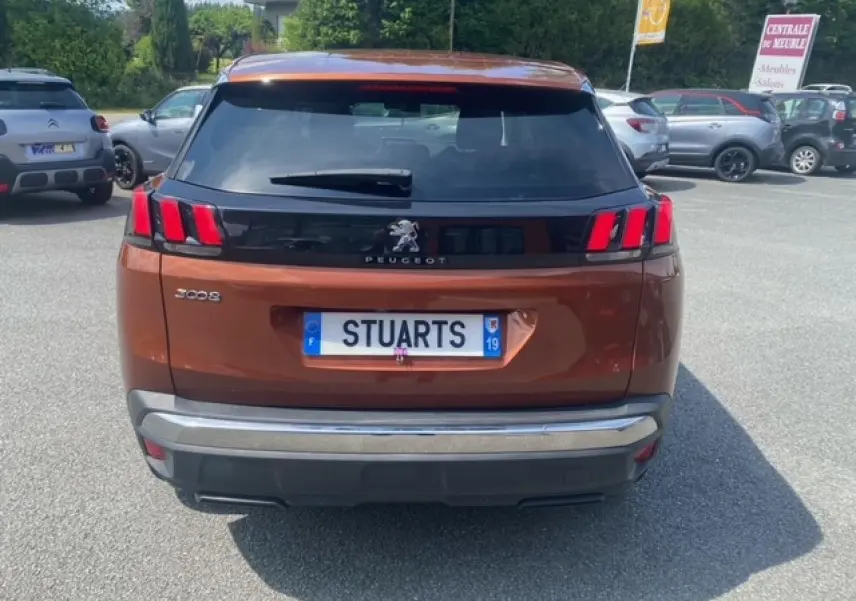 Vue arrière d'un Peugeot 3008 2019 métallisé copper avec feux arrière à trois griffes rouges et plaque personnalisée Stuarts.