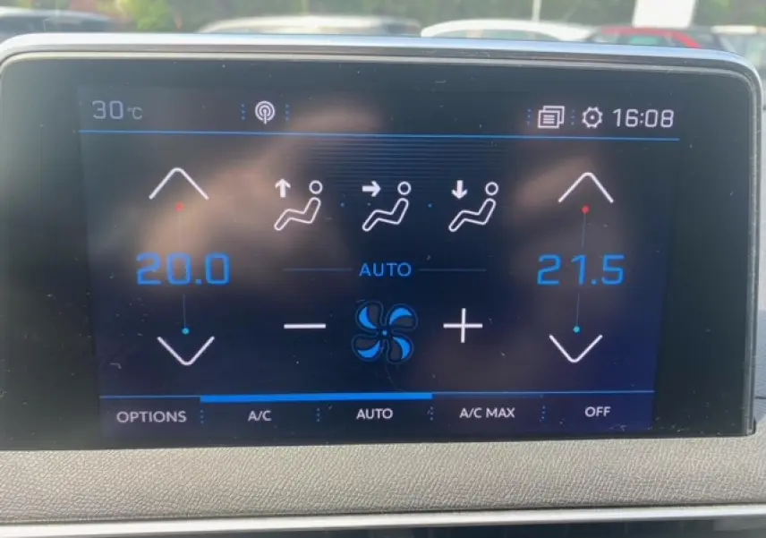 Écran tactile du système de climatisation bi-zone du Peugeot 3008 2019 affichant les réglages à 20°C et 21,5°C.