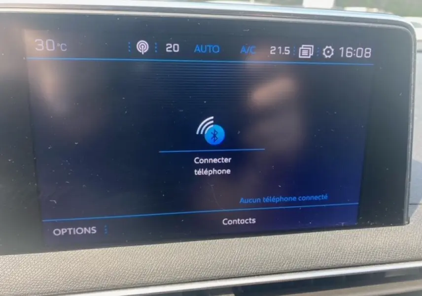 Écran tactile du tableau de bord du Peugeot 3008 affichant la connexion Bluetooth pour téléphone, vue intérieure frontale.