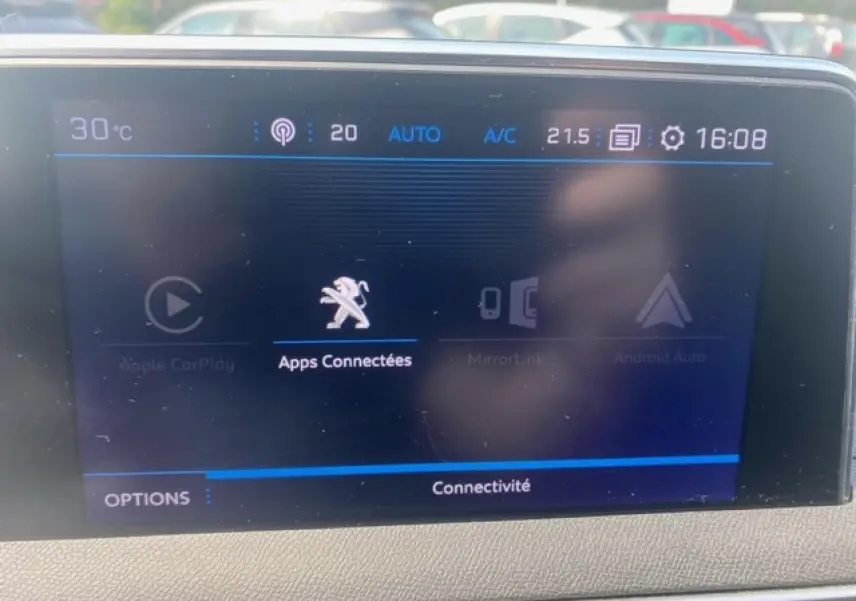 Écran tactile central du Peugeot 3008 2019 affichant les apps connectées avec interface sobre et moderne.