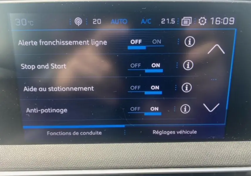 Écran tactile intérieur du Peugeot 3008 affichant les réglages d'aides à la conduite activées.