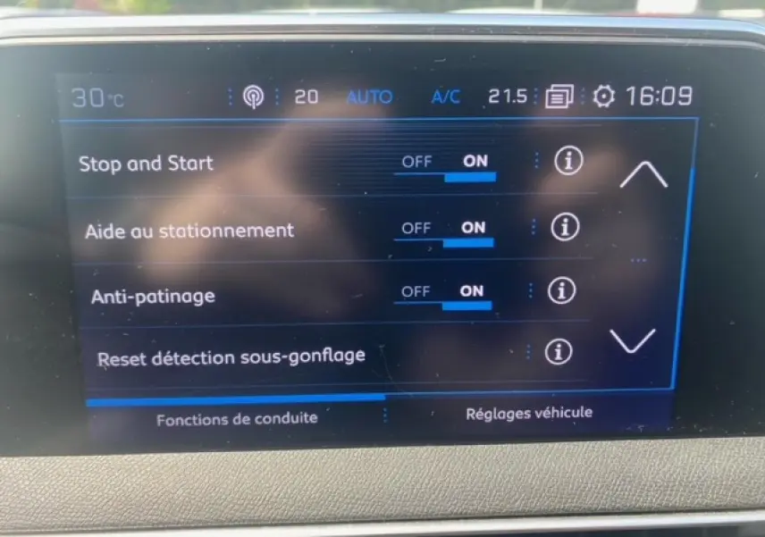 Écran tactile du tableau de bord du Peugeot 3008 2019 affichant les réglages d’aide à la conduite et la température intérieure.