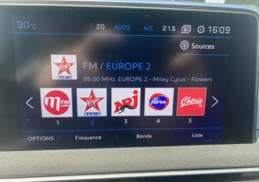 Écran tactile du système multimédia du Peugeot 3008 2019 affichant les stations radio FM avec sélection sur Europe 2.